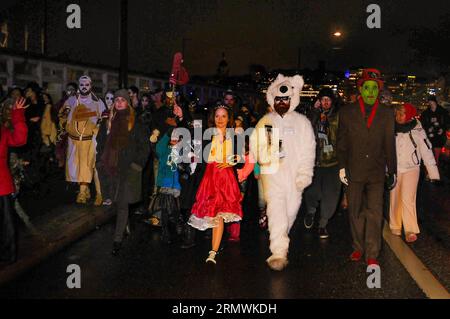 (141102) -- STOCCOLMA, centinaia di persone, giovani e anziani, indossano i loro costumi più spaventosi per marciare in una sfilata di Halloween a Stoccolma, Svezia, il 1 novembre 2014. ) SVEZIA-STOCCOLMA-HALLOWEEN PARADE RobxSchoenbaum PUBLICATIONxNOTxINxCHN Stoccolma centinaia di celebrità giovani e meno giovani indossarono i loro costumi per marciare in una sfilata di Halloween a Stoccolma Svezia IL 1 novembre 2014 Svezia Stoccolma Halloween Parade PUBLICATIONxNOTxINxCHN Foto Stock