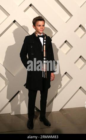 (141104) -- LONDRA, 4 novembre 2014 -- Romeo Beckham partecipa al lancio della campagna festiva di Burberry a Londra, in Gran Bretagna, il 3 novembre 2014. ) BRITAIN-LONDON-BURBERRY FESTIVE CAMPAIGN-ROMEO BECKHAM hanxyan PUBLICATIONxNOTxINxCHN Londra 4 novembre 2014 Romeo Beckham partecipa al lancio della campagna festiva di Burberry a Londra Gran Bretagna IL 3 novembre 2014 Gran Bretagna Londra Burberry Festive Campaign Romeo Beckham PUBLICATIONxNOTxINxCHN Foto Stock