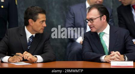 (141104) -- CITTÀ DEL MESSICO, 4 novembre 2014 -- l'immagine fornita dalla presidenza del Messico mostra il presidente messicano Enrique pena Nieto (L) che parla con il segretario messicano delle finanze e del credito pubblico, Luis Videgaray durante la presentazione della riforma dei lavori pubblici, a città del Messico, capitale del Messico, il 4 novembre 2014. Presidente del Messico) CITTÀ DEL MESSICO-MESSICO-POLITICA-PENA NIETO e MEXICANxPRESIDENCY PUBLICATIONxNOTxINxCHN città del Messico 4 novembre 2014 l'immagine fornita dalla Presidenza del Messico mostra il presidente MESSICANO Enrique pena Nieto l che parla con il segretario MESSICANO delle Finanze e del credito pubblico Luis durante il PRESE Foto Stock