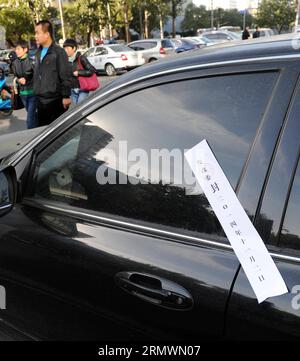 POLITIK Peking - fuer den APEC Gipfel werden alte Fahrzeuge aus dem Verkehr gezogen (141105) -- PECHINO, 5 novembre 2014 -- la foto scattata il 5 novembre 2014 mostra un parcheggio sigillato nel distretto di Xicheng di Pechino, capitale della Cina. Per migliorare la qualità dell'aria durante le riunioni Asia-Pacific Economic Cooperation (APEC) 2014, il 70% dei veicoli del governo municipale di Pechino, circa 19.000 della sua flotta, dovrà affrontare restrizioni alla guida a partire dal 3 novembre.)(wjq) (APEC 2014)CHINA-BEIJING-GREENER APEC (CN) GongxLei PUBLICATIONxNOTxINxCHN politica Pechino per il vertice APEC sarà vecchi veicoli fuori dal tra Foto Stock