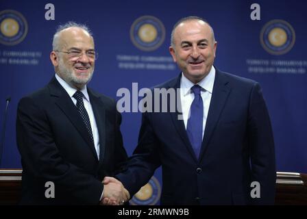 (141105) -- ANKARA, 5 novembre 2014 -- il ministro degli Esteri turco Mevlut Cavusoglu(R) stringe la mano al ministro degli Esteri iracheno in visita Ibrahim al-Jaafari durante una conferenza stampa congiunta dopo i loro colloqui ufficiali nella capitale turca di Ankara il 5 novembre 2014. Mevlut Cavusoglu ha detto che la Turchia si sarebbe schierata con il popolo iracheno e il governo nella loro lotta contro lo Stato islamico (IS) e che la Turchia avrebbe aiutato l'Iraq ad addestrare il suo esercito. ) TURKEY-ANKARA-FM-MEETING-PRESS CONFERENCE MertxMacit PUBLICATIONxNOTxINxCHN Ankara 5 novembre 2014 i ministri degli Esteri turchi si stringono la mano con le F irachene in visita Foto Stock