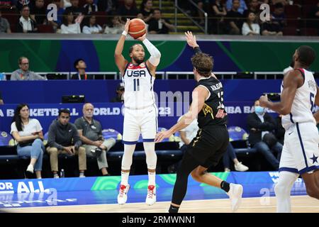 Pasay City, Filippine. 30 agosto 2023. Jalen Brunson (11) degli Stati Uniti durante la partita a gironi della Coppa del mondo di pallacanestro FIBA tra USA (bianco) e Giordania (nero). USA Won 110-62 (foto di Dennis Jerome Acosta/Pacific Press) credito: Pacific Press Media Production Corp./Alamy Live News Foto Stock