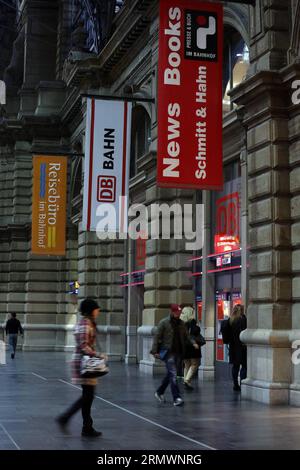 (141106) -- FRANCOFORTE, 6 novembre 2014 -- i viaggiatori soggiornano alla stazione ferroviaria principale durante uno sciopero di quattro giorni del sindacato dei macchinisti della GDL a Francoforte, in Germania, il 6 novembre 2014. Lo sciopero attuale, che riguarda i passeggeri che viaggiano a livello nazionale da giovedì a domenica, sarà il più lungo se fatto come previsto nella storia della compagnia ferroviaria statale tedesca Deutsche Bahn, che è in una disputa sempre più aspra sui salari e gli orari di lavoro con la GDL. ) GERMANIA-FRANCOFORTE-MACCHINISTI-SCIOPERO LuoxHuanhuan PUBLICATIONxNOTxINxCHN Francoforte 6 novembre 2014 i viaggiatori soggiornano PRESSO la ferrovia principale S Foto Stock