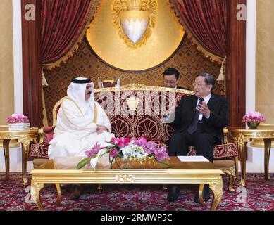 (141107) -- MANAMA, 7 novembre 2014 -- Yu Zhengsheng (R, fronte), presidente del Comitato Nazionale della Conferenza consultiva politica del popolo cinese (CPPCC), incontra il re del Bahrein Sheikh Hamad bin Isa al Khalifa a Manama, Bahrein, 6 novembre 2014. ) (lfj) BAHREIN-CINA-YU ZHENGSHENG-KING-MEETING ZhangxDuo PUBLICATIONxNOTxINxCHN Manama 7 novembre 2014 Yu Zheng Sheng r Front Presidente della Conferenza consultiva politica del Comitato Nazionale delle celebrità cinesi CPPCC incontra il re del Bahrein Sheikh Hamad am Isa al Khalifa a Manama Bahrain 6 novembre 2014 Bahrain Cina Yu Zheng Sheng Meet Foto Stock