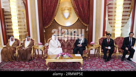 (141107) -- MANAMA, 7 novembre 2014 -- Yu Zhengsheng (3° R, fronte), presidente del Comitato Nazionale della Conferenza consultiva politica del popolo cinese (CPPCC), incontra il re del Bahrein Sheikh Hamad bin Isa al Khalifa a Manama, Bahrein, 6 novembre 2014. ) (lfj) BAHREIN-CINA-YU ZHENGSHENG-KING-MEETING ZhangxDuo PUBLICATIONxNOTxINxCHN Manama 7 novembre 2014 Yu Zheng Sheng 3° fronte Presidente della Conferenza consultiva politica del Comitato Nazionale delle celebrità cinesi il CPPCC incontra il re del Bahrein Sheikh Hamad am Isa al Khalifa a Manama Bahrain 6 novembre 2014 Bahrain Cina Yu Zheng Sheng Foto Stock
