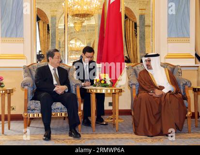 (141107) -- MANAMA, Yu Zhengsheng (L, fronte), presidente del Comitato Nazionale della Conferenza consultiva politica del popolo cinese (CPPCC), incontra il principe Salman incoronato Bahrein (R, fronte) a Manama, Bahrein, 6 novembre 2014. ) (lfj) BAHREIN-CINA-YU ZHENGSHENG-INCORONATO PRINCE-MEETING LiuxWeibing PUBLICATIONxNOTxINxCHN Manama Yu Zheng Sheng l Front Presidente della Conferenza consultiva politica del Comitato Nazionale delle celebrità cinesi CPPCC incontra il fronte incoronato Principe Salman r Bahrein Bahrain 6 novembre 2014 Bahrain Cina Yu Zheng Sheng incoronato Prince Meeting PUBLICAT Foto Stock