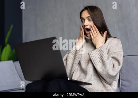 Cosa c'è che non va. Le mani splash femminili ansiose e arrabbiate non sono in grado di accedere al database sul laptop dimenticando la password con segnale wifi debole. Pazzo scioccato giovane Wo Foto Stock