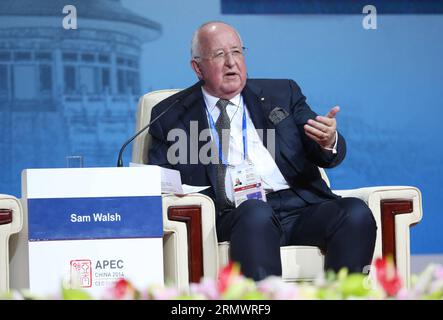 (141109) -- PECHINO, 9 novembre 2014 -- l'amministratore delegato di Rio Tinto Sam Walsh parla in un dialogo al vertice sulle riforme economiche durante il vertice del 2014 per la cooperazione economica Asia-Pacifico (APEC) a Pechino, capitale della Cina, 9 novembre 2014. Il CEO Summit APEC 2014 ha aperto a Pechino domenica. ) (hdt) (APEC 2014) CHINA-BEIJING-APEC-CEO SUMMIT (CN) JinxLiwang PUBLICATIONxNOTxINxCHN Pechino Nov 9 2014 Rio TINTO l'amministratore delegato Sat Walsh parla in un Summit Dialogue ON Economic Reformation durante il 2014 Asia Pacific Economic Cooperation APEC CEO Summit a Pechino capitale della Cina Nov 9 2014 l'APEC 2014 Foto Stock