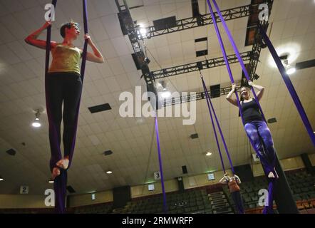 (141109) -- VANCOUVER (CANADA), 9 novembre 2014 - i residenti imparano l'abilità aerea delle prestazioni di seta presso il laboratorio del CircusFest a Vancouver, Canada, 8 novembre 2014. Vancouver ospita il primo festival del circo (CircusFest) che presenta varie esibizioni e workshop di artisti nazionali e internazionali. Durante gli eventi di quattro giorni, i laboratori sono ospitati da artisti professionisti del circo che possono imparare e sperimentare diverse abilità circensi. ) CANADA-VANCOUVER-CIRCUSFEST-PRACTICE liangxsen PUBLICATIONxNOTxINxCHN Vancouver Canada 9 novembre 2014 i residenti imparano lo spettacolo aereo della seta Foto Stock