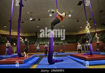 (141109) -- VANCOUVER (CANADA), 9 novembre 2014 - Un residente pratica l'abilità aerea delle prestazioni della seta presso il laboratorio del CircusFest a Vancouver, Canada, 8 novembre 2014. Vancouver ospita il primo festival del circo (CircusFest) che presenta varie esibizioni e workshop di artisti nazionali e internazionali. Durante gli eventi di quattro giorni, i laboratori sono ospitati da artisti professionisti del circo che possono imparare e sperimentare diverse abilità circensi. ) CANADA-VANCOUVER-CIRCUSFEST-PRACTICE liangxsen PUBLICATIONxNOTxINxCHN Vancouver Canada Nov 9 2014 a Resident Practices the Aerial Silk P Foto Stock