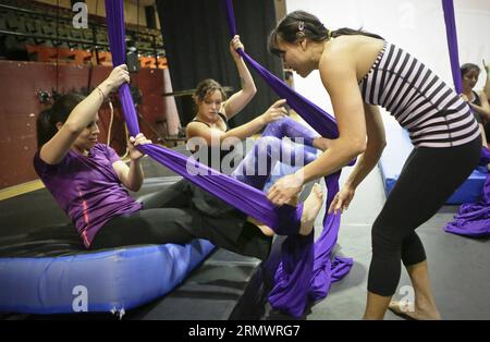 (141109) -- VANCOUVER (CANADA), 9 novembre 2014 - i residenti sono istruiti da un artista circense al workshop CircusFest di Vancouver, Canada, 8 novembre 2014. Vancouver ospita il primo festival del circo (CircusFest) che presenta varie esibizioni e workshop di artisti nazionali e internazionali. Durante gli eventi di quattro giorni, i laboratori sono ospitati da artisti professionisti del circo che possono imparare e sperimentare diverse abilità circensi. ) CANADA-VANCOUVER-CIRCUSFEST-PRACTICE liangxsen PUBLICATIONxNOTxINxCHN Vancouver Canada 9 novembre 2014 i residenti sono istruiti da un Circus Performer Foto Stock