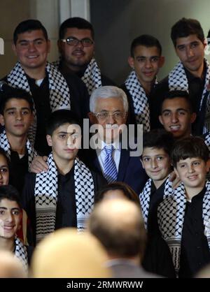 (141109) -- RAMALLAH, 9 novembre 2014 -- il presidente palestinese Mahmoud Abbas (C) presenta una band all'apertura di un museo del leader palestinese Yasser Arafat nella città di Ramallah, 9 novembre 2014. Pool/) MIDEAST-RAMALLAH-PRESIDENT-ABBAS AbbasxMomani PUBLICATIONxNOTxINxCHN Ramallah 9 novembre 2014 il presidente PALESTINESE Mahmoud Abbas C pone con un legame ALL'apertura di un Museo del defunto leader PALESTINESE Yasser Arafat nella città di Ramallah 9 novembre 2014 Pool Mideast Ramallah Presidente Abbas PUBLICATIONxNOTxINxCHN Foto Stock