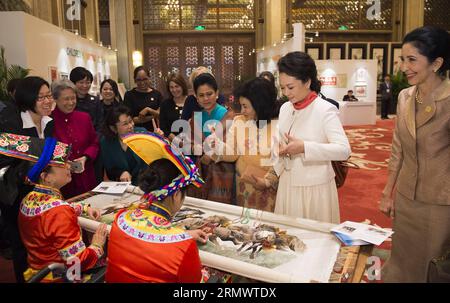 (141110) -- PECHINO, 10 novembre 2014 -- Peng Liyuan (2nd R), moglie del presidente cinese Xi Jinping, dimostra ai coniugi di alcuni leader delle economie membri della cooperazione economica Asia-Pacifico (APEC) come comunicare con una ragazza sordomuta tramite linguaggio dei segni durante un'attività incentrata sui problemi di sviluppo riguardanti i disabili, a Pechino, in Cina, 10 novembre 2014. )(hdt) (APEC 2014) CHINA-BEIJING-APEC-PENG LIYUAN-SPOSES-ACTIVITY (CN) HuangxJingwen PUBLICATIONxNOTxINxCHN Pechino 10 novembre 2014 Peng Liyuan 2a r moglie del presidente cinese Xi Jinping dimostra a alcuni leader del SA Foto Stock