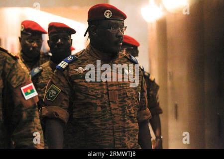 (141110) -- OUAGADOUGOU, 10 novembre 2014 -- Isaac Zida, il leader temporaneo del governo burkinabe affidato dalle forze armate, partecipa ai colloqui sulla transizione politica del Burkina Faso a Ouagadougou, Burkina Faso, in seguito alle dimissioni del presidente veterano Blaise Compaore, 10 novembre 2014. ) BURKINA FASO-OUAGADOUGOU-UA-CONFERENZA LixJing PUBLICATIONxNOTxINxCHN Ouagadougou 10 novembre 2014 Isaac Zida il leader temporaneo del governo Burkinabe, affidato dalle forze armate, partecipa ai colloqui SULLA TRANSIZIONE politica del Burkina Faso a Ouagadougou Burkina Faso in seguito alle dimissioni Foto Stock