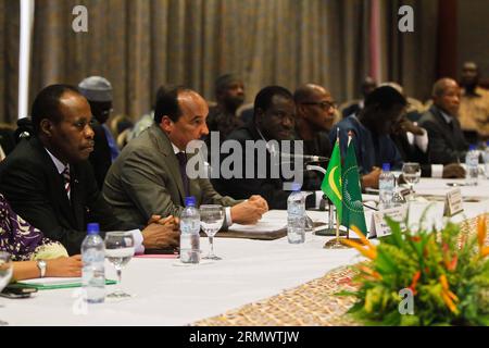 (141110) -- OUAGADOUGOU, 10 novembre 2014 -- il capo dell'Unione africana (UA), il presidente mauritano Mohamed Ould Abdel Aziz (2nd L) partecipa ai colloqui sulla transizione politica del Burkina Faso a Ouagadougou, Burkina Faso, in seguito alle dimissioni del presidente veterano Blaise Compaore, 10 novembre 2014. ) BURKINA FASO-OUAGADOUGOU-UA-CONFERENZA LixJing PUBLICATIONxNOTxINxCHN Ouagadougou 10 novembre 2014 il capo dell'Unione africana Au Presidente mauritano Mohamed Ould Abdel Aziz 2° l partecipa ai colloqui SULLA TRANSIZIONE politica del Burkina Faso a Ouagadougou Burkina Faso a seguito delle dimissioni di Veter Foto Stock