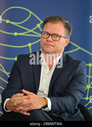 Cottbus, Germania. 30 agosto 2023. Carsten Schneider (SPD), Commissario del governo federale per la Germania orientale, partecipa a un comunicato stampa sul suo viaggio estivo all'Università tecnica di Cottbus-Senftenberg (BTU). Il commissario del governo federale per gli stati della Germania orientale viaggia per due giorni attraverso il Brandeburgo e la Sassonia. Sono previste fermate presso il tu Cottbus-Senftenberg, a Hoyerswerda, Dresda e Chemnitz. Credito: Patrick Pleul/dpa/Alamy Live News Foto Stock