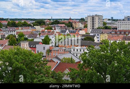 Cottbus, Germania. 30 agosto 2023. Vista sui tetti di Cottbus. Schneider, commissario del governo federale per gli stati della Germania orientale, viaggia per due giorni attraverso Brandeburgo e Sassonia. Sono previste fermate presso il tu Cottbus-Senftenberg, a Hoyerswerda, Dresda e Chemnitz. Credito: Patrick Pleul/dpa/Alamy Live News Foto Stock