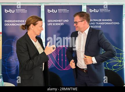 Cottbus, Germania. 30 agosto 2023. Gesine grande, presidente dell'Università di tecnologia Cottbus-Senftenberg (BTU), parla con Carsten Schneider (SPD), Commissario del governo federale per la Germania orientale, durante il suo viaggio estivo alla BTU. Il commissario del governo federale per gli stati della Germania orientale viaggia per due giorni attraverso il Brandeburgo e la Sassonia. Sono previste fermate presso il tu Cottbus-Senftenberg, a Hoyerswerda, Dresda e Chemnitz. Credito: Patrick Pleul/dpa/Alamy Live News Foto Stock