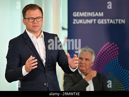 Cottbus, Germania. 30 agosto 2023. Carsten Schneider (SPD), Commissario del governo federale per la Germania orientale, partecipa a un comunicato stampa sul suo viaggio estivo all'Università tecnica di Cottbus-Senftenberg (BTU). Il commissario del governo federale per gli stati della Germania orientale viaggia per due giorni attraverso il Brandeburgo e la Sassonia. Sono previste fermate presso il tu Cottbus-Senftenberg, a Hoyerswerda, Dresda e Chemnitz. Credito: Patrick Pleul/dpa/Alamy Live News Foto Stock