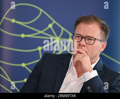 Cottbus, Germania. 30 agosto 2023. Carsten Schneider (SPD), Commissario del governo federale per la Germania orientale, partecipa a un comunicato stampa sul suo viaggio estivo all'Università tecnica di Cottbus-Senftenberg (BTU). Il commissario del governo federale per gli stati della Germania orientale viaggia per due giorni attraverso il Brandeburgo e la Sassonia. Sono previste fermate presso il tu Cottbus-Senftenberg, a Hoyerswerda, Dresda e Chemnitz. Credito: Patrick Pleul/dpa/Alamy Live News Foto Stock