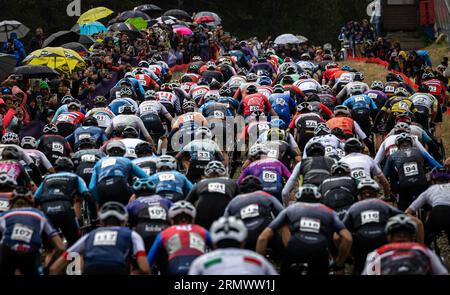 Ciclisti alla gara di fondo della UCI Mountain Bike World Cup a Vallnord, Andorra. (Foto CTK/Michal Cerveny) Foto Stock