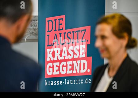 Cottbus, Germania. 30 agosto 2023. Lo slogan del governo dello Stato di Brandeburgo per il cambiamento strutturale in Lusazia, 'Lusatia. Krasse Gegend. È scritto su uno striscione presso l'Università tecnica di Cottbus-Senftenberg (BTU). Schneider, il rappresentante del governo federale per gli stati della Germania orientale, sta viaggiando attraverso Brandeburgo e Sassonia per due giorni. Sono previste fermate presso il tu Cottbus-Senftenberg, a Hoyerswerda, Dresda e Chemnitz. Credito: Patrick Pleul/dpa/Alamy Live News Foto Stock