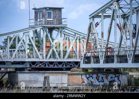 Pruchten, Germania. 10 agosto 2023. Il vecchio ponte di Meiningen aperto tra la penisola baltica Fischland-Darß-Zingst e la terraferma fu costruito nel 1910 come ponte ferroviario e utilizzato come ponte stradale dopo la seconda guerra mondiale. Dopo la costruzione di un ponte parallelo temporaneo, la struttura storica non è attualmente in uso. Il governo statale del Meclemburgo-Vorpommern prevede di ricostruire la linea ferroviaria di Darßbahn. Credito: Jens Büttner/dpa/Alamy Live News Foto Stock