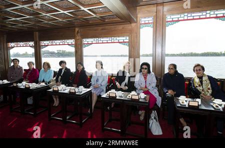 POLITIK Firstladys am Rande des APEC Gipfels a Pechino (141111) -- PECHINO, 11 novembre 2014 -- Peng Liyuan (5° R), moglie del presidente cinese Xi Jinping, e le mogli di alcuni leader e rappresentanti delle economie membri della cooperazione economica Asia-Pacifico (APEC) fanno un viaggio in barca sul lago Kunming del Palazzo d'Estate a Pechino, in Cina, 11 novembre 2014. )(lmm) (APEC 2014) CHINA-BEIJING-PENG LIYUAN-APEC-SPOSES-SUMMER PALACE (CN) HuangxJingwen PUBLICATIONxNOTxINxCHN Politics at Edge il Summit APEC a Pechino 11 novembre 2014 Peng Liyuan 5a r moglie del presidente cinese Xi Jinping An Foto Stock