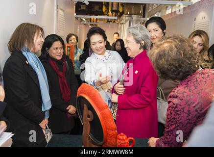 POLITIK Firstladys am Rande des APEC Gipfels a Pechino (141111) -- PECHINO, 11 novembre 2014 -- Peng Liyuan (3rd L, fronte), moglie del presidente cinese Xi Jinping, e le mogli di alcuni leader e rappresentanti delle economie membri della cooperazione economica Asia-Pacifico (APEC) apprezzano un pezzo di scultura cinese in lacca nel Palazzo estivo di Pechino, in Cina, 11 novembre 2014. )(lmm) (APEC 2014) CHINA-BEIJING-PENG LIYUAN-APEC-SPOSES-SUMMER PALACE (CN) HuangxJingwen PUBLICATIONxNOTxINxCHN Politics at Edge The APEC Summit in Beijing 11 novembre 2014 Peng Liyuan 3rd l Front Wife of Chin Foto Stock