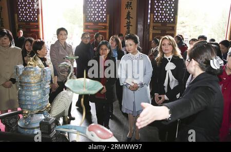 POLITIK Firstladys am Rande des APEC Gipfels a Pechino (141111) -- PECHINO, 11 novembre 2014 -- Peng Liyuan (C), moglie del presidente cinese Xi Jinping, accompagna le mogli di alcuni leader e rappresentanti delle economie membri della cooperazione economica Asia-Pacifico (APEC) durante una visita alla sala Renshou (benevolenza e longevità) del Palazzo estivo di Pechino, Cina, 11 novembre 2014. )(lmm) (APEC 2014) CHINA-BEIJING-PENG LIYUAN-APEC-SPOUSES-SUMMER PALACE (CN) DingxLin PUBLICATIONxNOTxINxCHN Politics at Edge The APEC Summit a Pechino Pechino 11 novembre 2014 Peng Liyuan C moglie del presidio cinese Foto Stock