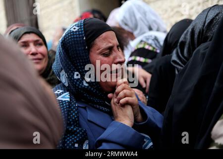 (141111) -- HEBRON, 11 novembre 2014 -- Un parente del palestinese Mohammed Jawabreh piange durante il suo funerale nel campo profughi di al-Aroub nella città di Hebron in Cisgiordania, l'11 novembre 2014. Jawabreh è stato ucciso martedì in scontri con soldati israeliani vicino al campo profughi di al-Aroub a nord della città di Hebron, hanno detto i medici. ) MIDEAST-HEBRON-FUNERALE MamounxWazwaz PUBLICATIONxNOTxINxCHN Hebron 11 novembre 2014 un parente di Mohammed PALESTINESE durante le sue funerali al Refugee Camp nella città di Hebron in CISGIORDANIA L'11 novembre 2014 cosa HA UCCISO martedì negli scontri con soldati israeliani vicino al Refugee Camp North o Foto Stock