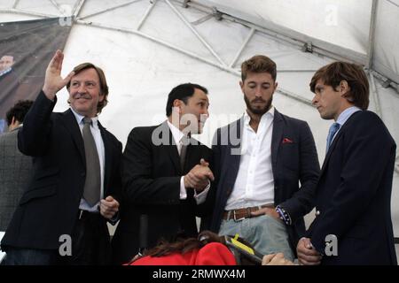 BOGOTÀ, 12 novembre 2014 -- il corriere spagnolo Julian Lopez (R) el Juli , partecipa a una dimostrazione all'arena di Santamaria, a Bogotà, capitale della Colombia, il 12 novembre 2014. I bullfighters protestarono contro una misura del sindaco di Bogotà Gustavo Petro, che decise di non rinnovare il contratto alla società taurina di Bogotà, un'entità privata che gestiva l'arena di Santamaria. Tedesco Enciso/) (rtg) CREDITO OBBLIGATORIO NO ARCHIVE-NO SALES EDITORIAL USE ONLY COLOMBIA OUT COLOMBIA-BOGOTA-SOCIETY-DEMONSTRATION COLPRENSA PUBLICATIONxNOTxINxCHN Bogota 12 novembre 2014 il toro spagnolo Jul Foto Stock