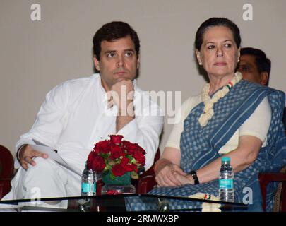 (141113) -- NUOVA DELHI, 13 novembre 2014 -- il presidente del partito del Congresso indiano Sonia Gandhi (R) e il vicepresidente Rahul Gandhi ascoltano un oratore durante la celebrazione del 125° anniversario della nascita del primo primo primo ministro indiano Jawaharlal Nehru a nuova Delhi, India, 13 novembre 2014. ) Autorizzato da ytfs (SEZIONE MONDI) INDIA-NUOVA DELHI-BIRTH ANNIVERSARY-NEHRU ParthaxSarkar PUBLICATIONxNOTxINxCHN New Delhi 13 novembre 2014 il presidente del Partito del Congresso indiano Sonia Gandhi r e il vicepresidente Rahul Gandhi si presentano a un relatore durante la celebrazione che segna il 125° anniversario della nascita del primo i Foto Stock