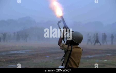 (141113) - GWALIOR, 12 novembre 2014 - Un poliziotto spara a un guscio di gas lacrimogeni per controllare la situazione nella città di Gwalior, Madhya Pradesh, India, il 12 novembre 2014. Almeno sei persone sono rimaste ferite in una fuga che è scoppiata dopo la cancellazione di un viaggio di reclutamento dell'esercito indiano nello stato centrale del Madhya Pradesh mercoledì, ha detto un alto funzionario di polizia. ) (Dzl) INDIA-GWALIOR-VIOLENCE Stringer PUBLICATIONxNOTxINxCHN Gwalior 12 novembre 2014 un poliziotto spara a Tear gas Shell per controllare la situazione nella città di Gwalior nel Madhya Pradesh India IL 12 novembre 2014 almeno sei celebrità sono rimaste ferite in una St Foto Stock