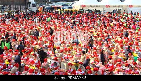 (141114) -- SEOUL, 14 novembre 2014 -- i partecipanti realizzano kimchi, una tradizionale verdura sottaceto sudcoreana durante il festival kimchi che si tiene al Seoul City Hall Plaza di Seoul, Corea del Sud, il 14 novembre 2014. In preparazione per la stagione invernale, più di 2.000 persone hanno fatto tonnellate di kimchi da donare alle persone bisognose il venerdì a Seoul. ) COREA DEL SUD-SEOUL-KIMCHI-FESTIVAL YaoxQilin PUBLICATIONxNOTxINxCHN Seoul 14 novembre 2014 i partecipanti rendono Kimchi una tradizionale verdura sudcoreana di marmellata durante il Kimchi Festival Hero AL Seoul City Hall Plaza di Seoul Corea del Sud IL 14 novembre 2014 in preparazione per il Foto Stock