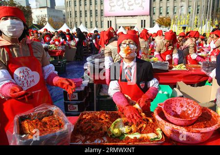 (141114) -- SEOUL, 14 novembre 2014 -- i partecipanti realizzano kimchi, una tradizionale verdura sottaceto sudcoreana durante il festival kimchi che si tiene al Seoul City Hall Plaza di Seoul, Corea del Sud, il 14 novembre 2014. In preparazione per la stagione invernale, più di 2.000 persone hanno fatto tonnellate di kimchi da donare alle persone bisognose il venerdì a Seoul. ) COREA DEL SUD-SEOUL-KIMCHI-FESTIVAL YaoxQilin PUBLICATIONxNOTxINxCHN Seoul 14 novembre 2014 i partecipanti rendono Kimchi una tradizionale verdura sudcoreana di marmellata durante il Kimchi Festival Hero AL Seoul City Hall Plaza di Seoul Corea del Sud IL 14 novembre 2014 in preparazione per il Foto Stock