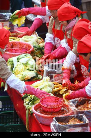 (141114) -- SEOUL, 14 novembre 2014 -- i partecipanti realizzano kimchi, una tradizionale verdura sottaceto sudcoreana durante il festival kimchi che si tiene al Seoul City Hall Plaza di Seoul, Corea del Sud, il 14 novembre 2014. In preparazione per la stagione invernale, più di 2.000 persone hanno fatto tonnellate di kimchi da donare alle persone bisognose il venerdì a Seoul. ) COREA DEL SUD-SEOUL-KIMCHI-FESTIVAL YaoxQilin PUBLICATIONxNOTxINxCHN Seoul 14 novembre 2014 i partecipanti rendono Kimchi una tradizionale verdura sudcoreana di marmellata durante il Kimchi Festival Hero AL Seoul City Hall Plaza di Seoul Corea del Sud IL 14 novembre 2014 in preparazione per il Foto Stock