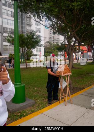 Lima, Perù - luglio 29 2023: Peruviano che vende "Churros" alla parata militare del giorno dell'indipendenza Foto Stock