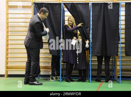 (141116) -- BUCAREST, 16 novembre 2014 -- candidato presidenziale, il primo ministro rumeno Victor Ponta (L) e sua moglie Daciana Sarbu presenti a un collegio elettorale a Bucarest, capitale della Romania, 16 novembre 2014. Si prevede che domenica oltre 18 milioni di rumeni andranno alle urne per eleggere un presidente dal primo ministro in carica Victor Ponta e dal sindaco della città di Sibiu Klaus Iohannis. Nel primo turno del 2 novembre, Ponta del campo di centro-sinistra ha ottenuto il 40,44% dei voti, mentre Iohannis di centro-destra ha ottenuto il 30,37%. ) (lmz) ROMANIA-BUCAREST-CORSA-PRESIDENZIALE-OFF LinxHuifen PUBLICATIONxNOTxINxCHN Bu Foto Stock