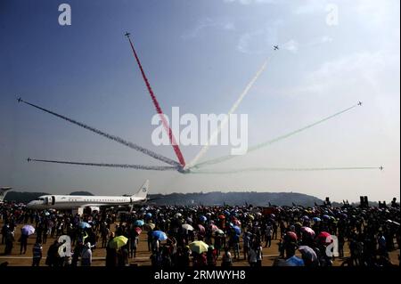 (141116) -- PECHINO, 16 novembre 2014 -- una squadra aerobatica dell'aeronautica degli Emirati Arabi Uniti si esibisce alla decima edizione della China International Aviation and Aerospace Exhibition a Zhuhai, nella provincia del Guangdong, nella Cina meridionale, 16 novembre 2014. La mostra è chiusa qui domenica. ) (Wyl) CHINA-GUANGDONG-ZHUHAI-AVIATION & AEROSPACE EXHIBITION-CLOSE (CN) LiangxXu PUBLICATIONxNOTxINxCHN Pechino 16 novembre 2014 al team aeronautico degli Emirati Arabi Uniti si esibisce ALLA decima edizione della China International Aviation and Aerospace Exhibition a Zhuhai nella provincia del Guangdong nella Cina meridionale 16 novembre 2014 la mostra si chiude Foto Stock