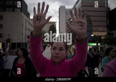 Un residente prende parte a una protesta a sostegno dei 43 studenti della Scuola rurale normale di Ayotzinapa che sono scomparsi a Iguala, Guerrero, a città del Messico, capitale del Messico, il 16 novembre, 2014. ) (da) MESSICO-CITTÀ-MESSICO-SOCIETÀ-PROTESTA AlejandroxAyala PUBLICATIONxNOTxINxCHN Foto Stock