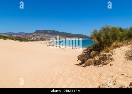 Tarifa, Spagna - turisti che camminano fino alla spiaggia di Playa de Bolonia, una spiaggia di sabbia bianca incontaminata di Tarifa, Cadice. Andalusia, Spagna. Foto Stock