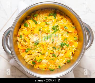 Tradizionale "Galinhada Goiana" a base di riso, pollo e pequi (caryocar di Brasilia). hoopoe di pequi Foto Stock