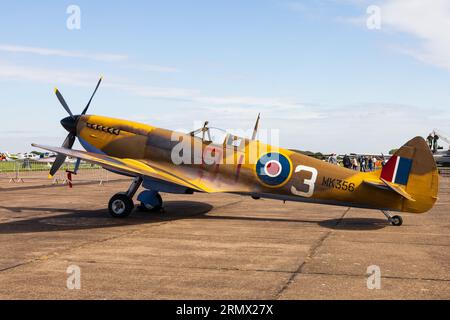 WW2 Fighter, Supermarine, Spitfire Mk1Xe, Low Level, MK356 del Battle of Britain Memorial Flight, RAF. Sul grembiule della RAF Syerston, Inghilterra. La a Foto Stock