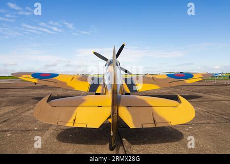 WW2 Fighter, Supermarine, Spitfire Mk1Xe, Low Level, MK356 del Battle of Britain Memorial Flight, RAF. Sul grembiule della RAF Syerston, Inghilterra. La a Foto Stock