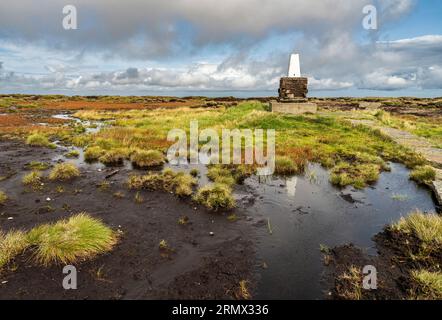 Pilastro di triangolazione (punto di triangolazione) sulla cima coperta della palude del Cheviot, 815 m) Northumberland National Park Foto Stock