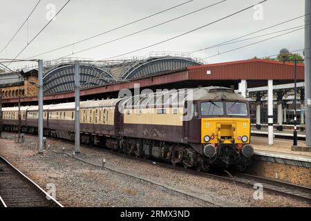 Locomotiva Heritage diesel classe 57 57313 con il treno per escursioni 1Z36 Northern Belle da Huddersfield a Edimburgo alla stazione di York il 26/8/23. Foto Stock