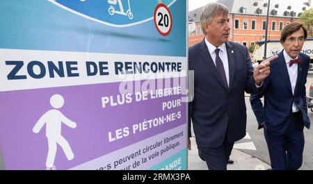 Namur, Belgio. 30 agosto 2023. Il ministro fiammingo Jan Jambon e il ministro vallone Elio di Rupo sono stati fotografati durante una passeggiata nel centro della città di Namur dopo un incontro bilaterale tra i presidenti valloni e i ministri fiamminghi, mercoledì 30 agosto 2023 a Jambes, Namur. BELGA PHOTO BENOIT DOPPAGNE Credit: Belga News Agency/Alamy Live News Foto Stock