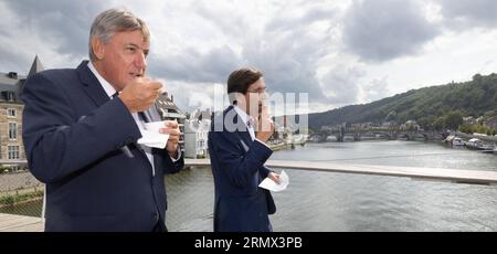 Namur, Belgio. 30 agosto 2023. Il Presidente del Ministro fiammingo Jan Jambon e il Presidente del Ministro vallone Elio di Rupo si gustano un gelato durante una passeggiata nel centro della città di Namur dopo un incontro bilaterale tra i Presidenti valloni e i Ministri Fiamminghi, mercoledì 30 agosto 2023 a Jambes, Namur. BELGA PHOTO BENOIT DOPPAGNE Credit: Belga News Agency/Alamy Live News Foto Stock