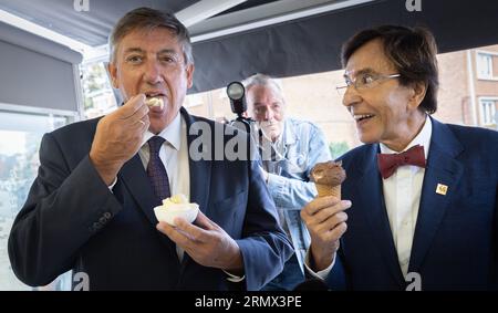 Namur, Belgio. 30 agosto 2023. Il Presidente del Ministro fiammingo Jan Jambon e il Presidente del Ministro vallone Elio di Rupo si gustano un gelato durante una passeggiata nel centro della città di Namur dopo un incontro bilaterale tra i Presidenti valloni e i Ministri Fiamminghi, mercoledì 30 agosto 2023 a Jambes, Namur. BELGA PHOTO BENOIT DOPPAGNE Credit: Belga News Agency/Alamy Live News Foto Stock